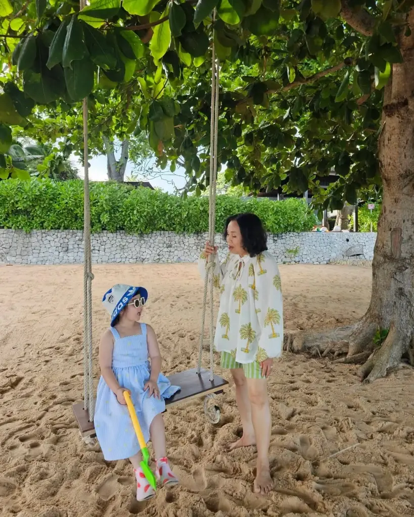 "น้องเกล" ควงคุณยายเที่ยวรับลมร้อน ลุคนี้ทำพี่ๆ แฟนคลับใจละลาย