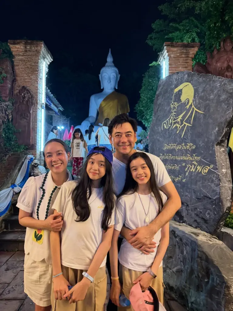 ดีเอ็นเอพรีเมียม  ลูกสาวฝาแฝดของนักแสดงรุ่นใหญ่  เรียนจบเกรดพุ่ง