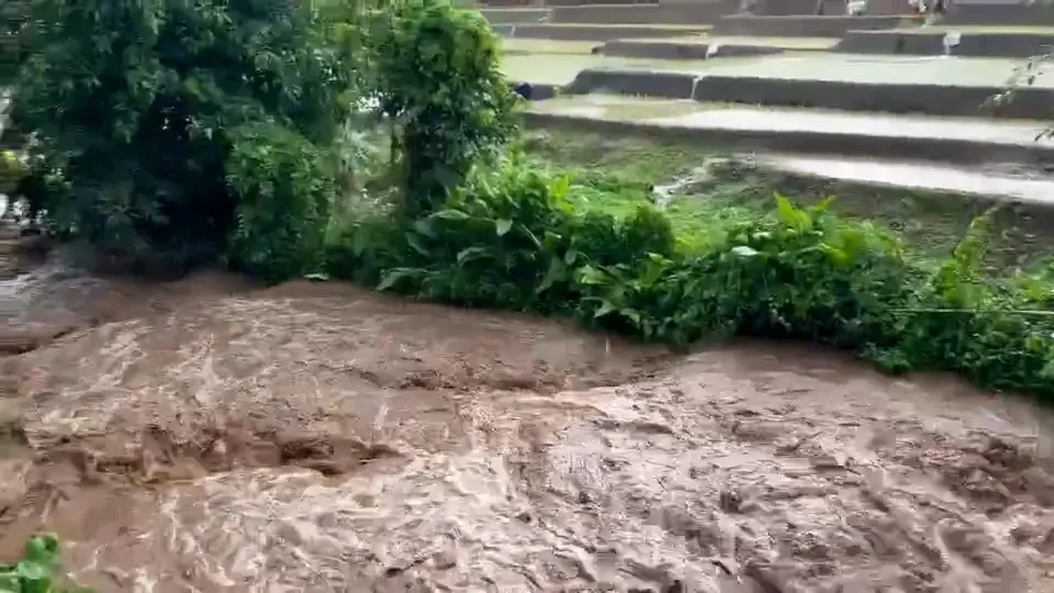 ด่วน! น้ำป่าถล่มแม่สะเรียง ถนนขาด ตัดขาดหมู่บ้าน