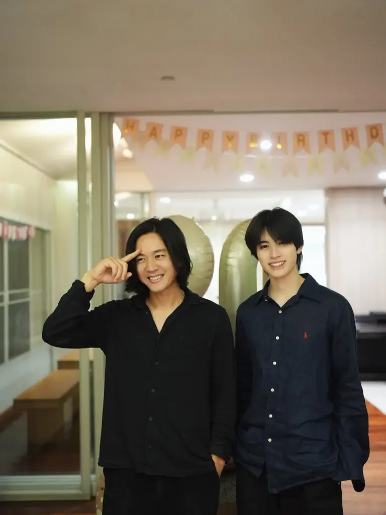 โตเป็นหนุ่มเต็มตัว! "โทนี่" เผยภาพประเพณีคู่หลานชาย หล่อแพ็คคู่
