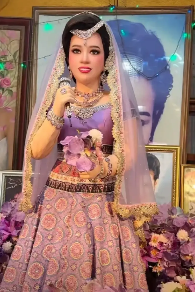 เพชร พุ่มพวง โชว์ให้เห็นชัด ๆ เลขหางประทัด งานรำลึกแม่ผึ้ง พุ่มพวง