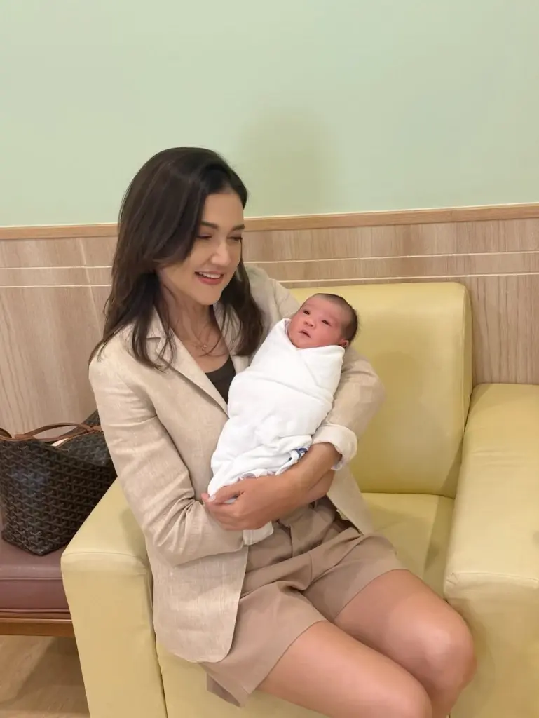 คุณยายอวดโฉมหลานสาว "น้องไอย์" แฟนๆ แซวสนั่นสวยเป๊ะนึกว่าพี่สาว