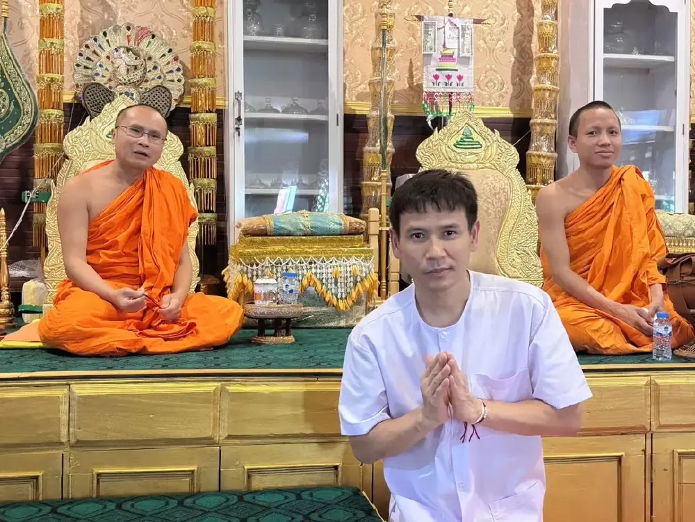 เผยภาพ  สลัดคราบนักร้องลูกทุ่งชื่อดัง ละทางโลกเป็น "สังกะลี"