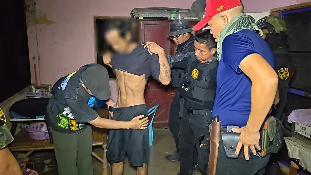 พ่อหลอนขังลูก 7 ขวบ ไม่ให้ไปเรียน ค้นเจอยาเสพติดซุกศาลพระภูมิ