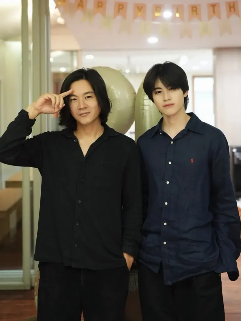 โตเป็นหนุ่มเต็มตัว! "โทนี่" เผยภาพประเพณีคู่หลานชาย หล่อแพ็คคู่