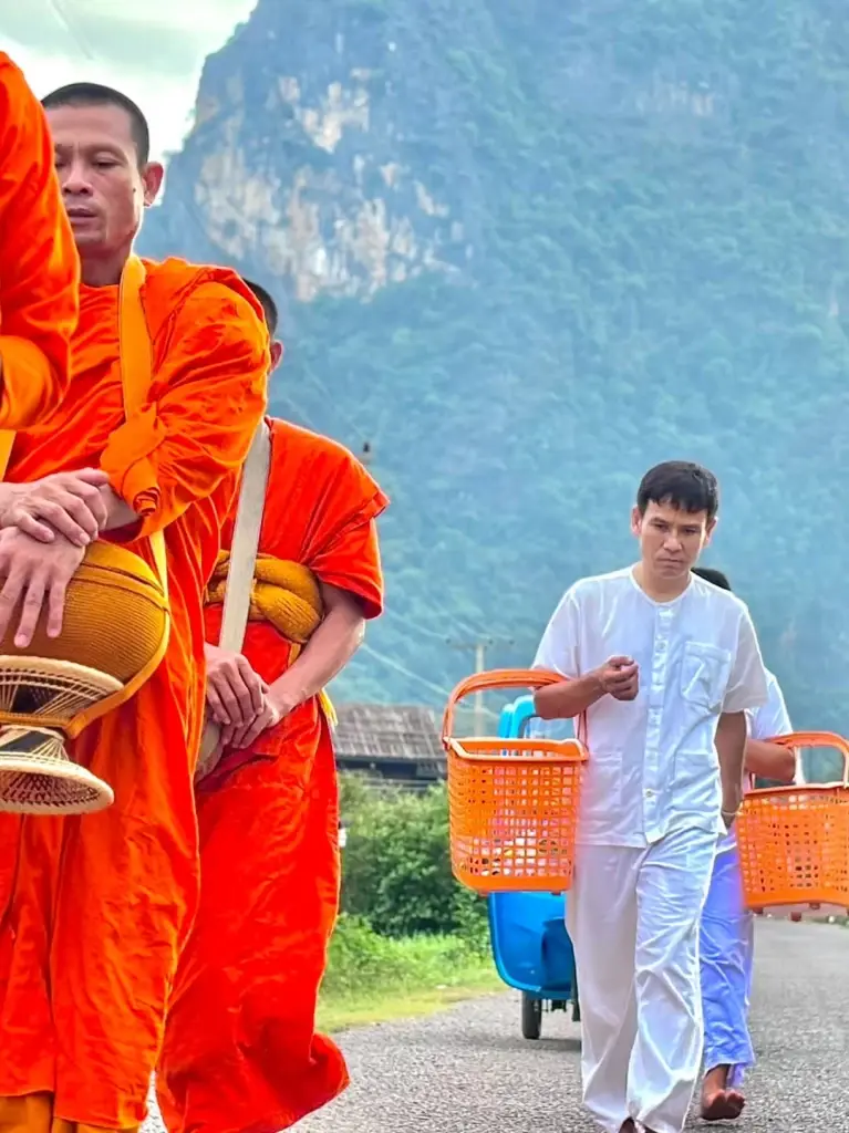 เผยภาพ  สลัดคราบนักร้องลูกทุ่งชื่อดัง ละทางโลกเป็น "สังกะลี"