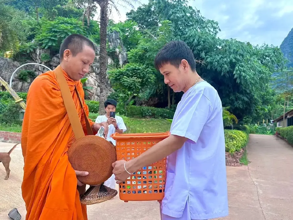 เผยภาพ  สลัดคราบนักร้องลูกทุ่งชื่อดัง ละทางโลกเป็น "สังกะลี"