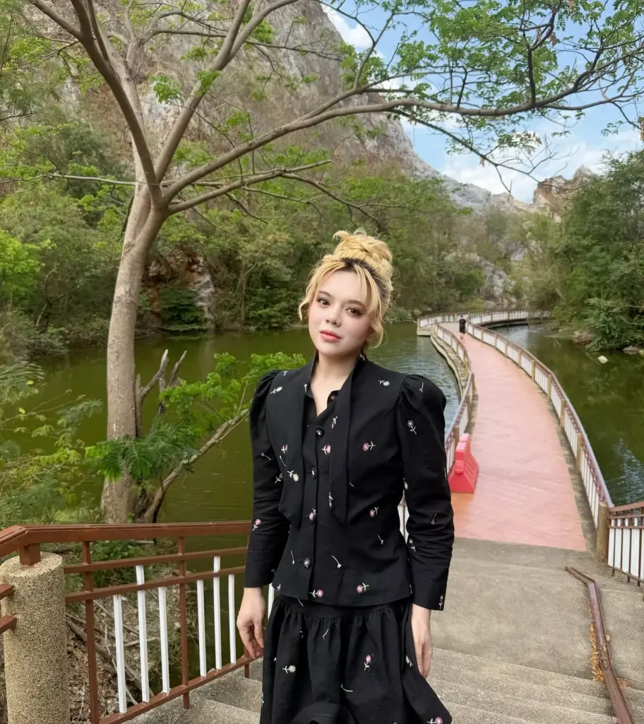ถอยรถใหม่ "เอ ศุภชัย" เปิดตัวรถไฟฟ้า ป้ายแดงทะเบียนสวย