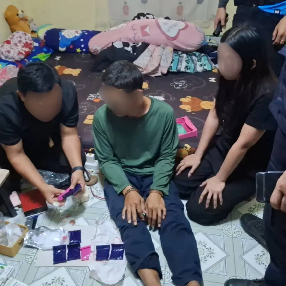 อ้างเงินดีจนหยุดไม่ได้! รวบคู่รักค้ายา ยึดยาบ้ากว่า 1,800 เม็ด