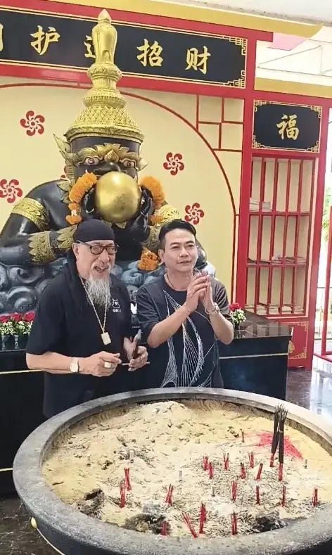 ส่องเลขธูป  "เหน่ง เหม่งจ๋าย" ทำบุญ 100 วัน หลังหลวงพ่อให้มาจุด