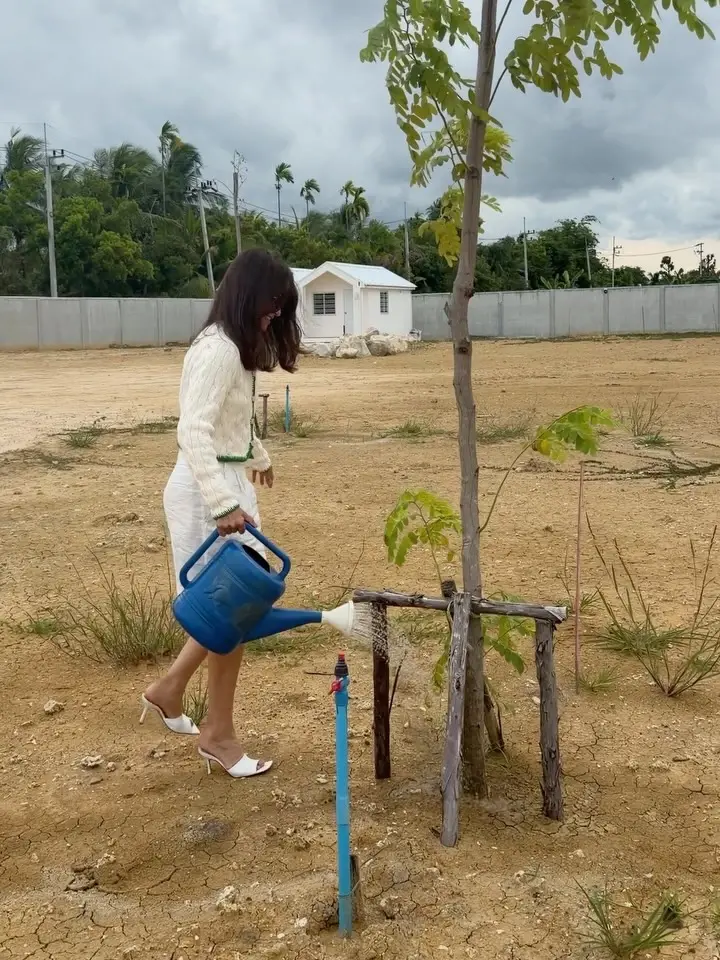 ยอมใจแฟชั่น! "แอน ทองประสม" ใส่ส้นสูงปรี๊ดลุยสวน รดน้ำต้นไม้ชิลๆ 