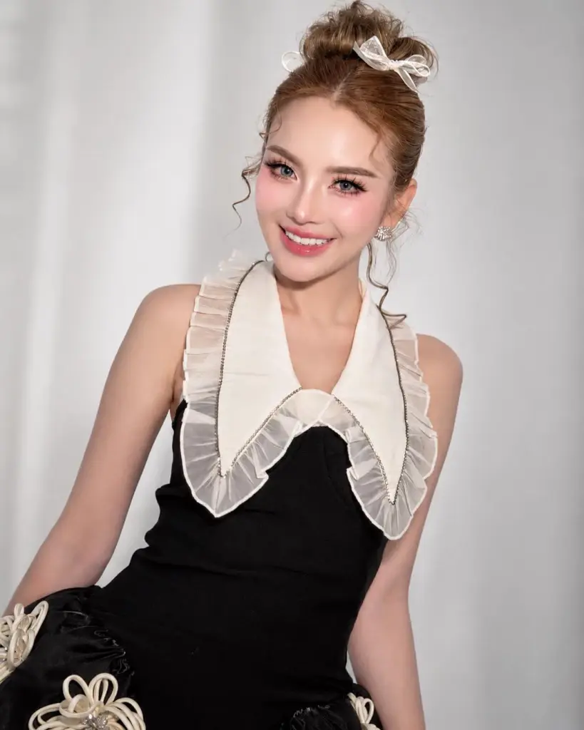 "หลิว อาจารียา" ปล่อยช็อตเด็ดริมหาด บิกินี่สุดแซ่บ หุ่นเป๊ะปัง 