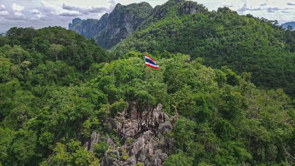 นาทีประวัติศาสตร์! ทหารพรานที่ 13 ยึดเนินชายแดนเชิญธงชาติไทยสู่ยอดเสา
