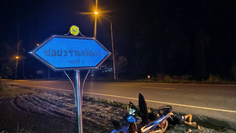 หนุ่มตราดเมาแอ๋ กลับบ้านไม่ได้ นอนหงายหนุนขอบถนน หวิดโดนรถสอย