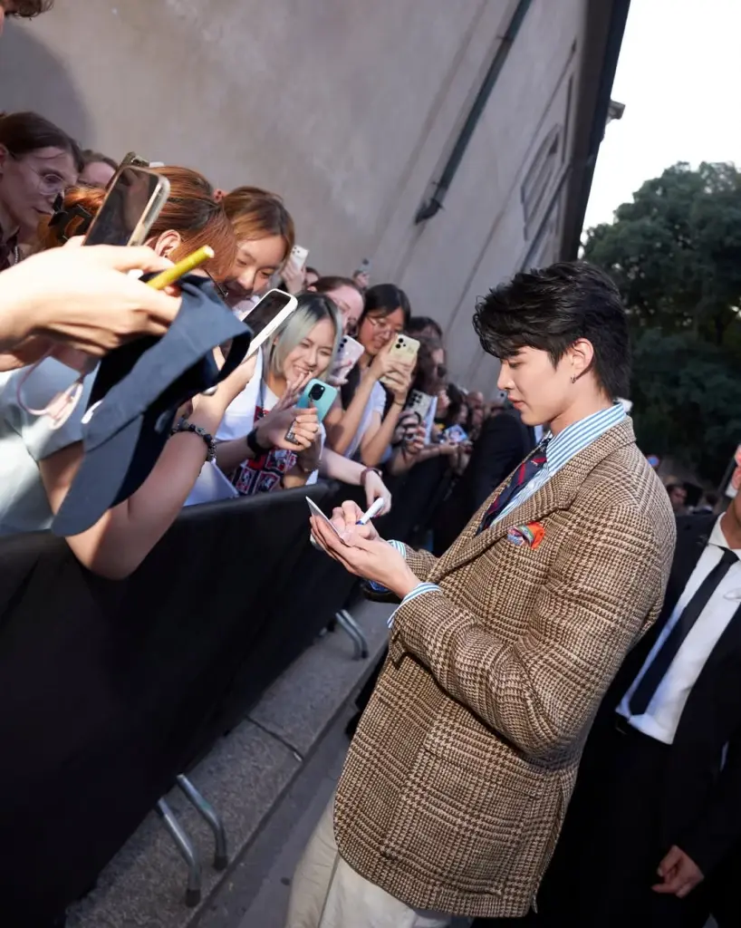 หล่อสร้างเรื่อง นักแสดงไทยเฉิดฉายงานแฟชั่น ประกบไหล่คิมอูบิน 