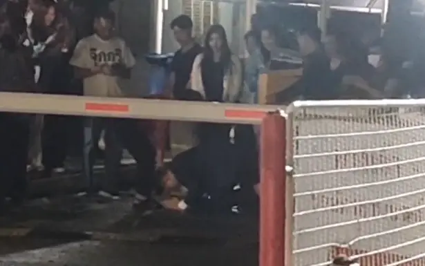 เปิดภาพ "ทนายตั้ม" นาทีออกจากเรือนจำ หลังได้ประกันตัวพร้อมภรรยา