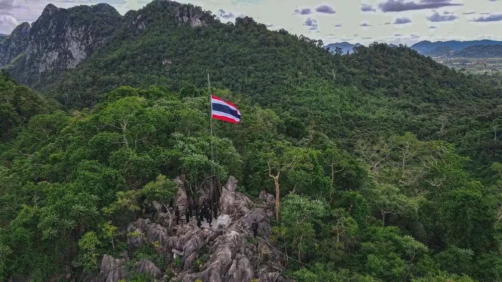 นาทีประวัติศาสตร์! ทหารพรานที่ 13 ยึดเนินชายแดนเชิญธงชาติไทยสู่ยอดเสา