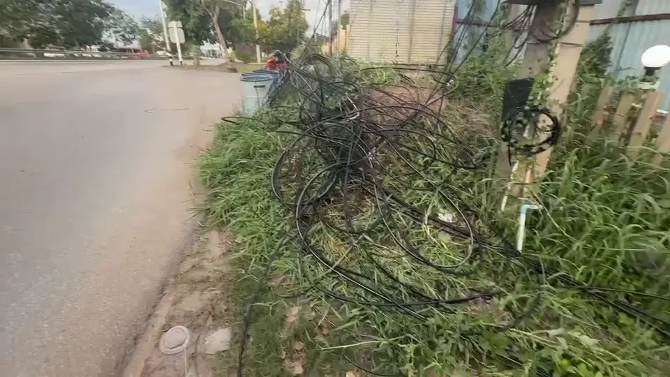 ชาวบ้านโวยสายสื่อสารตัดทิ้งกองขวางซอยโพสะ 25 ผวาไฟฟ้ารั่ว