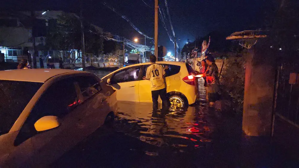 วิกฤตหนัก บุรีรัมย์ ฝนตกไม่ถึงชั่วโมง ทะลักท่วมบ้าน-รถดับจมน้ำ!