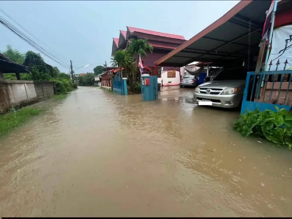 ฝนกระหน่ำอำเภอท่าอุเทน ดันน้ำลำห้วยเอ่อล้นท่วมบ้านเรือน