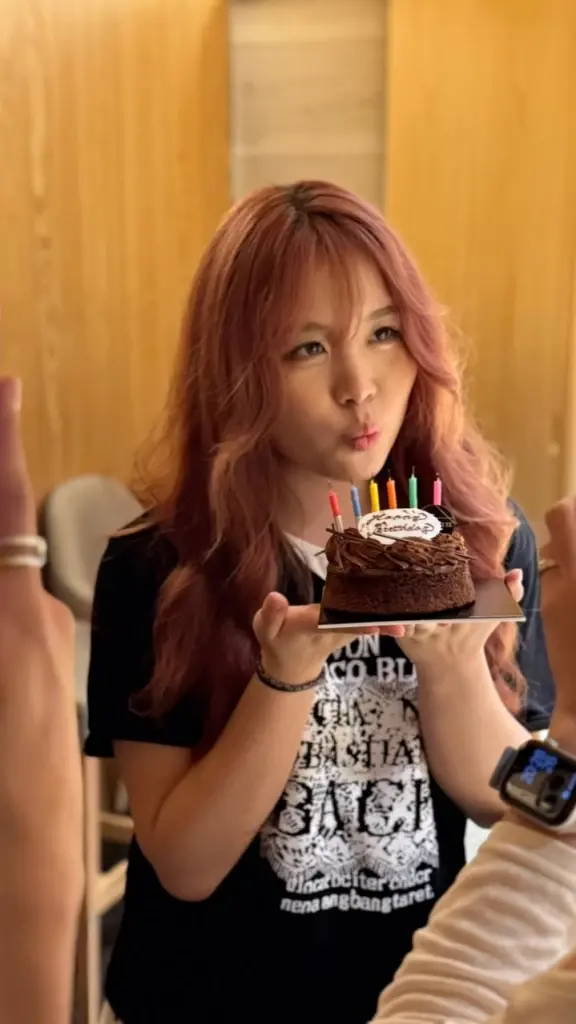 เซอร์ไพรส์อบอุ่น ฉลองวันเกิดลูก 18 ปีที่ญี่ปุ่น ยิ่งโตยิ่งสวยคม