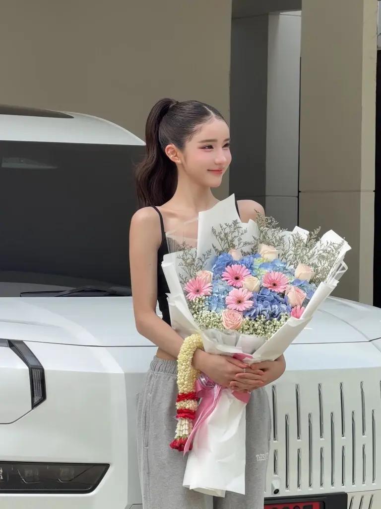 ปังไม่ไหว  "โยชิ รินรดา" ยิ้มแก้มปริ ถอยรถตู้หรูคันแรกในชีวิต