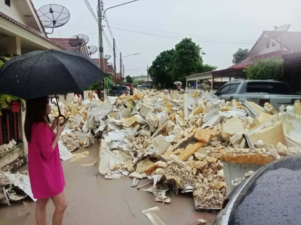 ฝนถล่มบ่อวินซัดกำแพงโรงงานพัง ขยะโฟมทะลักเกลื่อนหมู่บ้าน