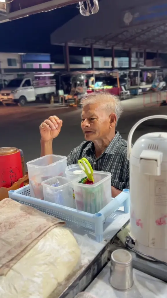 เจ้าของร้านปาท่องโก๋เผยคลิปลุงยืนรอตั้งแต่ร้านยังไม่เปิดไฟ