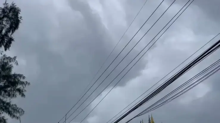 ฝนกระหน่ำตลาดคลองถมสุรินทร์ พ่อค้าแม่ค้าเก็บของโกลาหล
