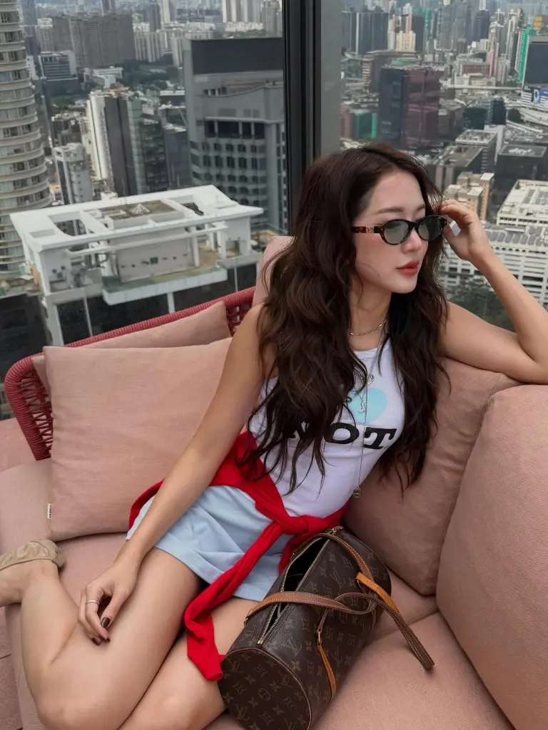 "นาย ณภัทร" บินลัดฟ้าทัวร์ฮ่องกง แฟนๆ จับตาเล็บสาวในเฟรม
