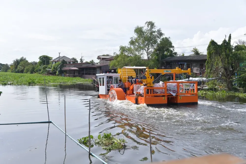 สุดล้ำ! กรมชลฯ เปิดใช้งาน เรือกำจัดผักตบชวานวัตกรรมใหม่ ครั้งแรก ที่คลองมหาสวัสดิ์