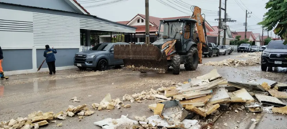 ฝนถล่มบ่อวินซัดกำแพงโรงงานพัง ขยะโฟมทะลักเกลื่อนหมู่บ้าน