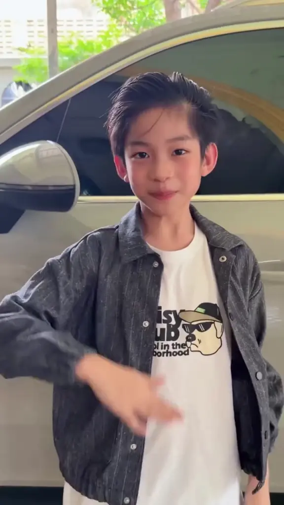 สเตปเทพสุดเท่ ลูกชายโชว์แดนซ์  ลุคนี้หล่อใจสั่นจนแม่ต้านไม่ไหว