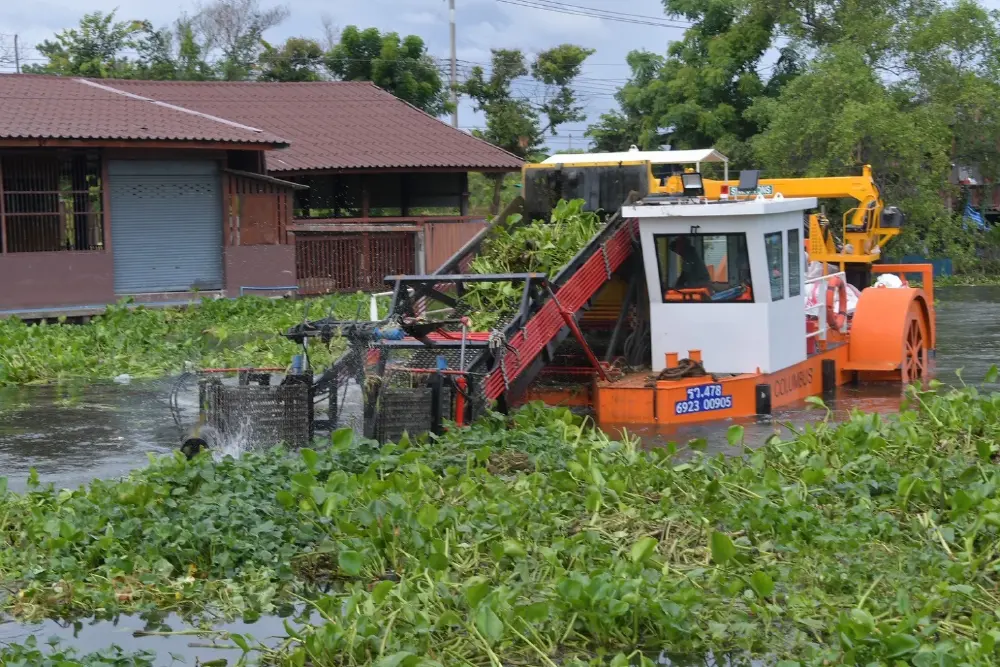 สุดล้ำ! กรมชลฯ เปิดใช้งาน เรือกำจัดผักตบชวานวัตกรรมใหม่ ครั้งแรก ที่คลองมหาสวัสดิ์
