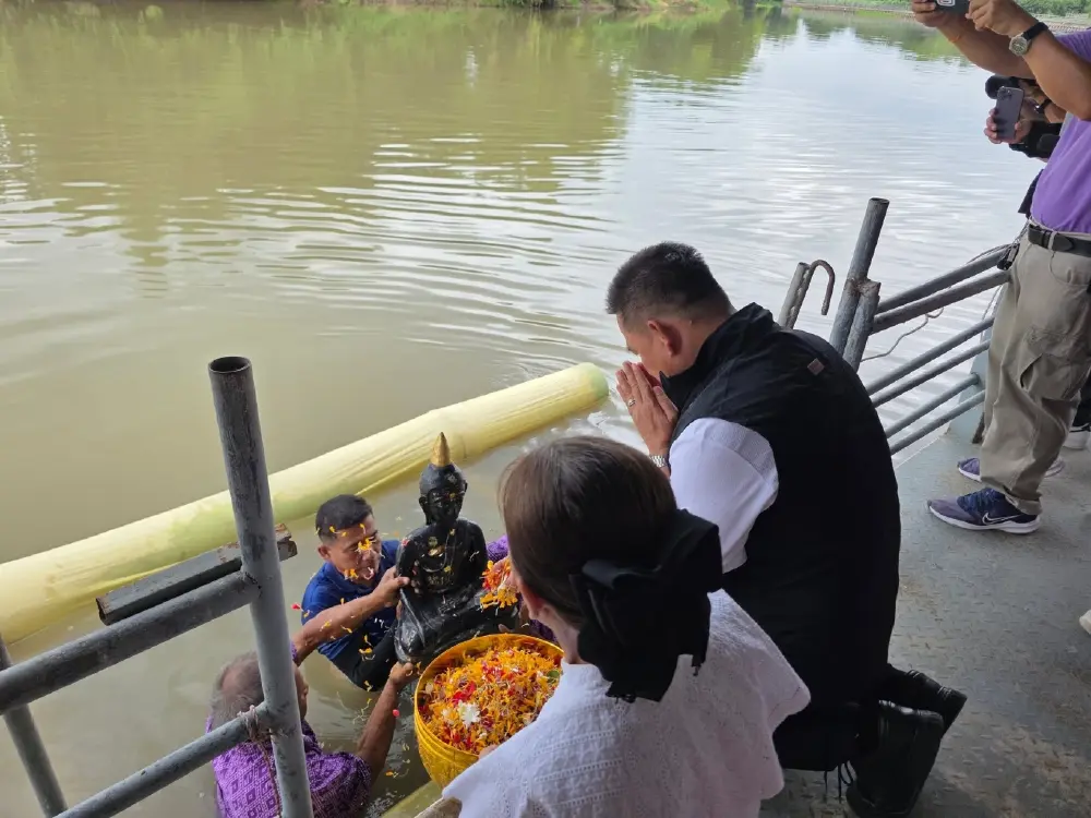 ส่องเลขมงคล เลขหางประทัด พิธีอุ้มหลวงพ่อดำ ลงสรงแม่น้ำท่าจีน