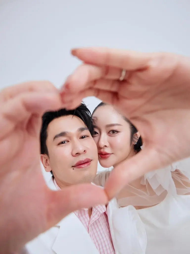 สร้างจากน้ำพักน้ำแรง! "แก้มบุ๋ม-พีท" เผยโฉมบ้านสองชั้นหลังงาม