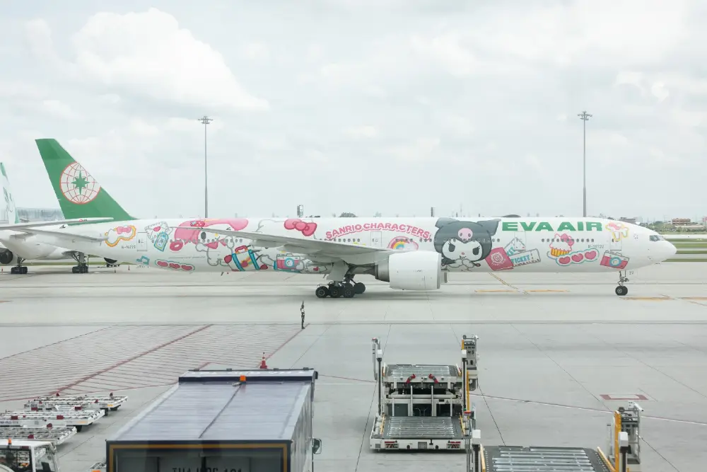 ผู้แทน AOT พร้อม รองผู้ว่าฯ ททท. ต้อนรับผู้โดยสารร่วมกับผู้บริหารของ EVA Air