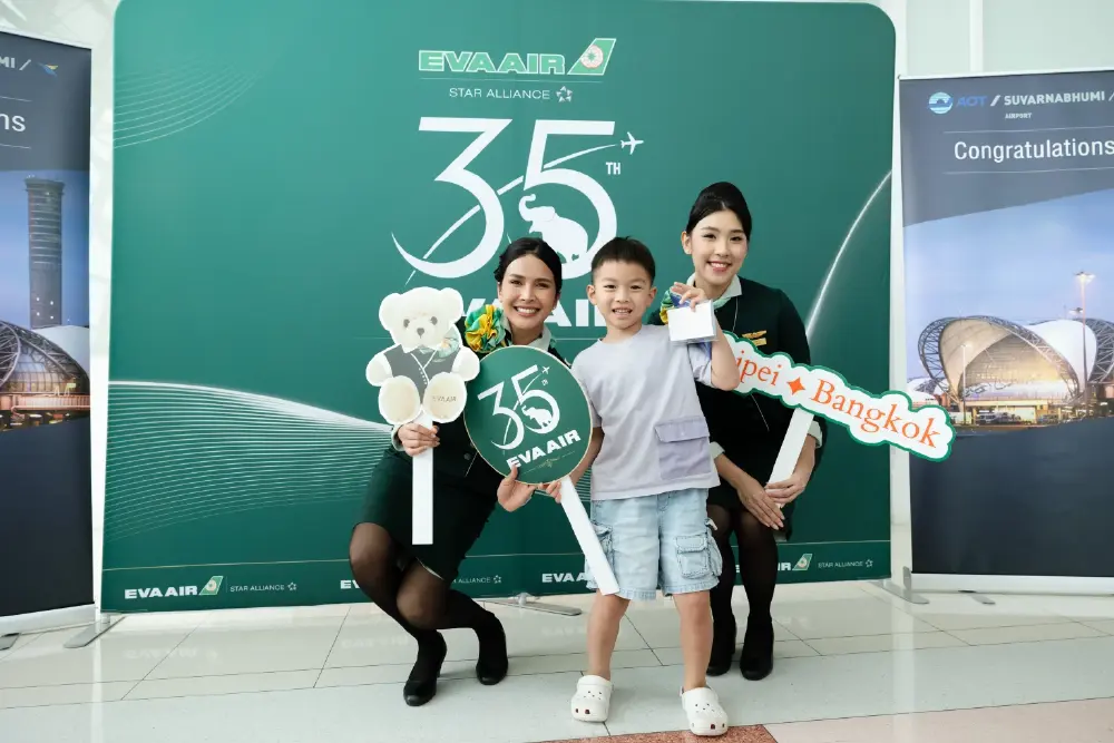 ผู้แทน AOT พร้อม รองผู้ว่าฯ ททท. ต้อนรับผู้โดยสารร่วมกับผู้บริหารของ EVA Air