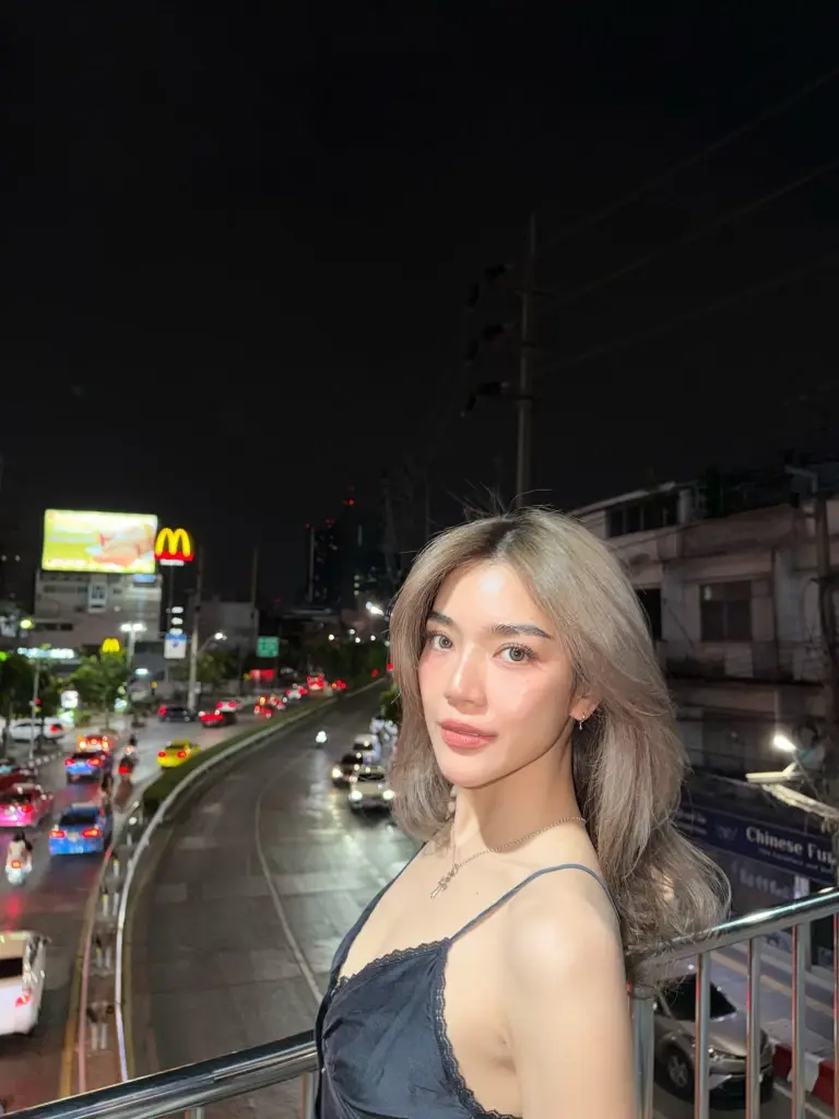  "เลดี้ปราง" เปิดโหมดแซ่บ ถ่ายแฟลชกลางสะพานลอย ลุคนี้สวยแพงมาก