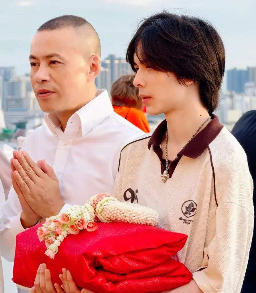 ยิ่งโตยิ่งหล่อ! "น้องอชิ" ลูกชาย "โบ-ฟลุค" ร่วมเฟรมทำบุญครอบครัว