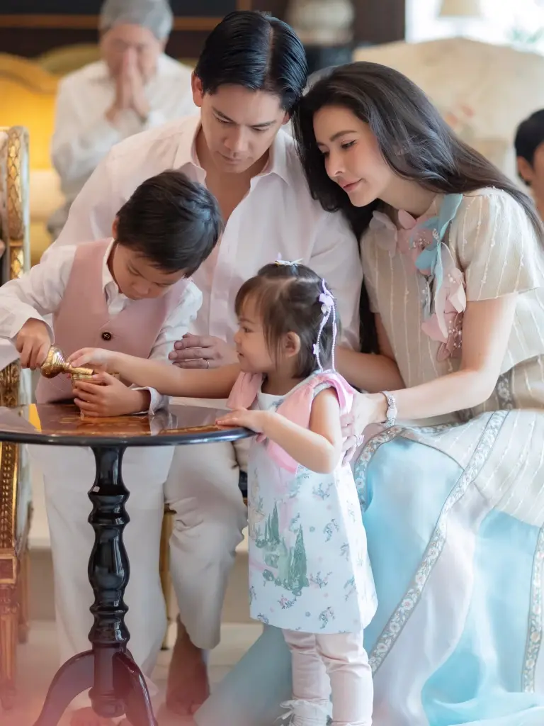 โมเมนต์ทัชใจ! "กรณ์-ศรีริต้า" ทำบุญระลึกถึงคุณหญิงพรทิพย์ 