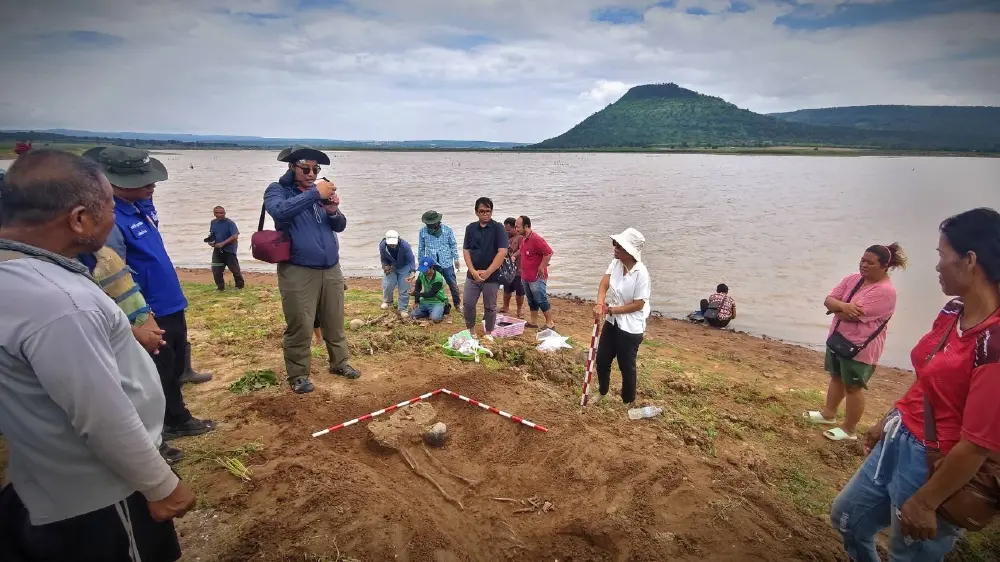 น้ำลดเจอ ภาชนะพิมายดำ อายุ 2,500 ปี สมบูรณ์สุดในเขื่อนมูลบน