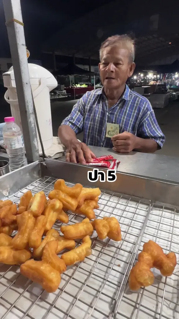 เจ้าของร้านปาท่องโก๋เผยคลิปลุงยืนรอตั้งแต่ร้านยังไม่เปิดไฟ