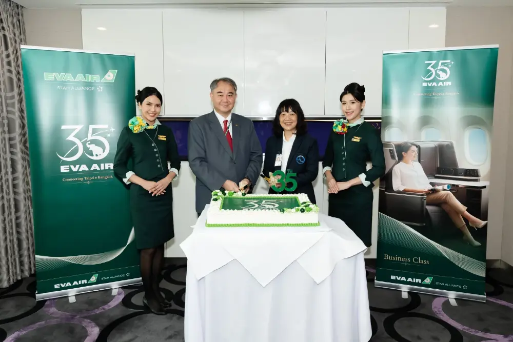 ผู้แทน AOT พร้อม รองผู้ว่าฯ ททท. ต้อนรับผู้โดยสารร่วมกับผู้บริหารของ EVA Air