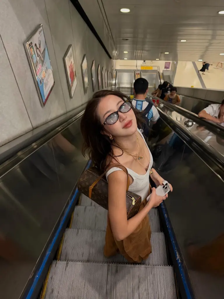 "นาย ณภัทร" บินลัดฟ้าทัวร์ฮ่องกง แฟนๆ จับตาเล็บสาวในเฟรม