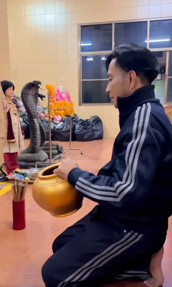 บอล เชิญยิ้ม ไหว้ขอพรศาลเจ้าแม่งูจงอาง ล้วงไหจับได้เลขสวย