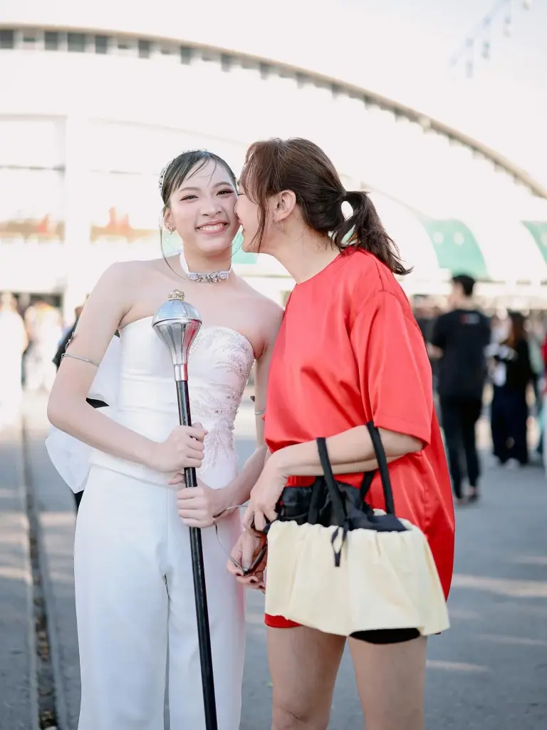 ปลื้มใจสุดๆ " ลูกสาว "ตุ๊ก ชนกวนันท์" วัย 18 ขับรถส่งแม่ทำงาน 