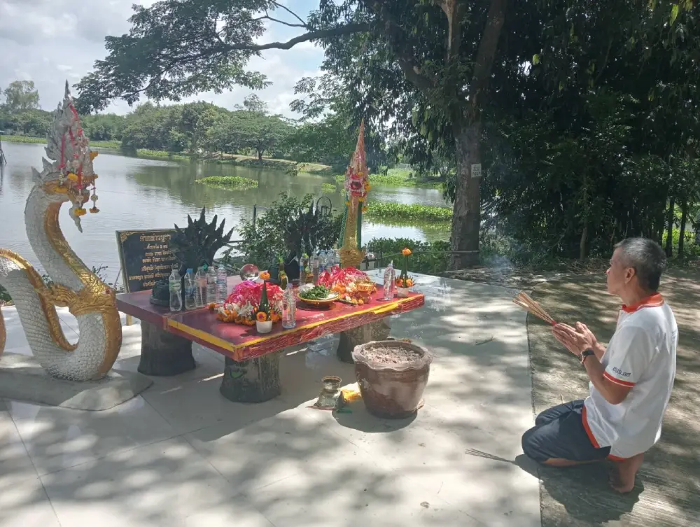 สายมูแห่ขอพรวัดป่าพุทธมงคล หลังแชร์คลิปพญานาคลอยน้ำบึงไฮ