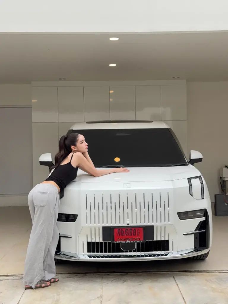 ปังไม่ไหว  "โยชิ รินรดา" ยิ้มแก้มปริ ถอยรถตู้หรูคันแรกในชีวิต