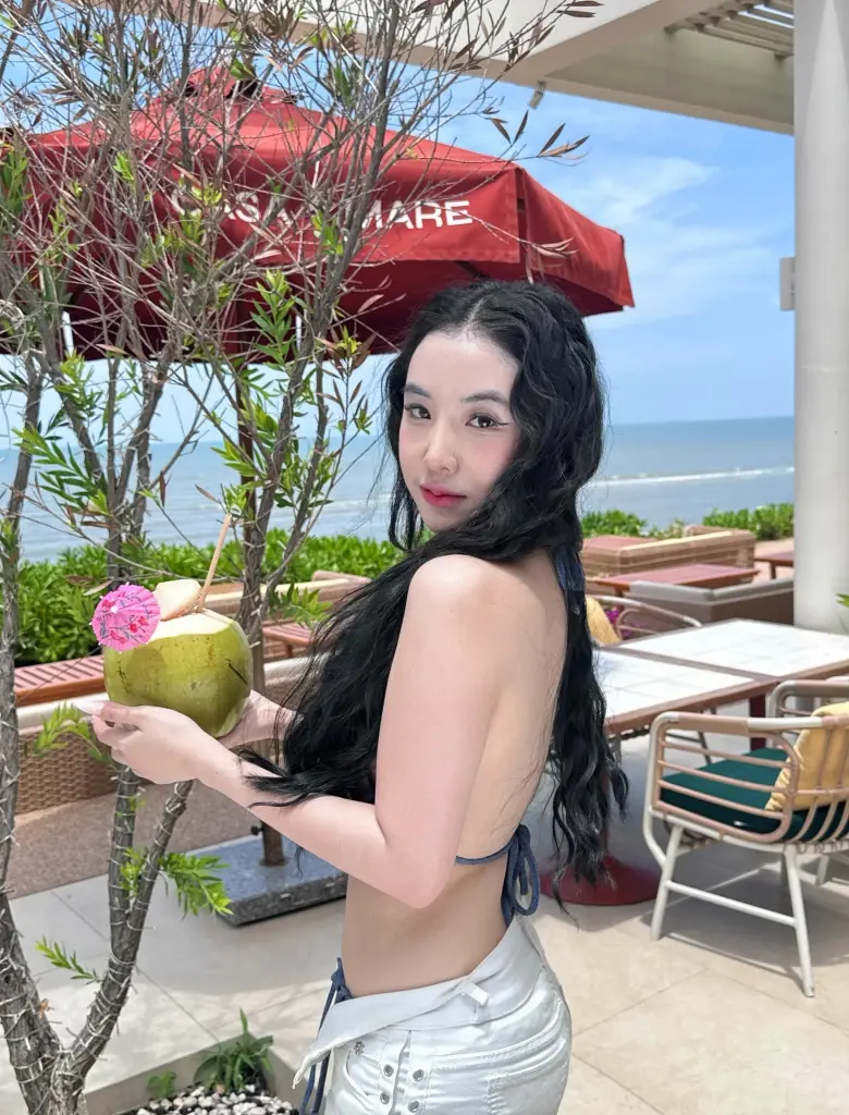 "พลอย" ลูกสาวเท่ง เถิดเทิง ปล่อยช็อตเด็ดนุ่งบิกินี่อวดหุ่นสับ